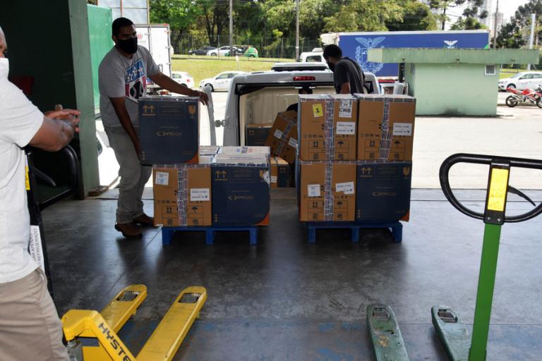 Semana inicia com desembarque de 161.460 doses de vacinas contra a Covid-19 no Paraná