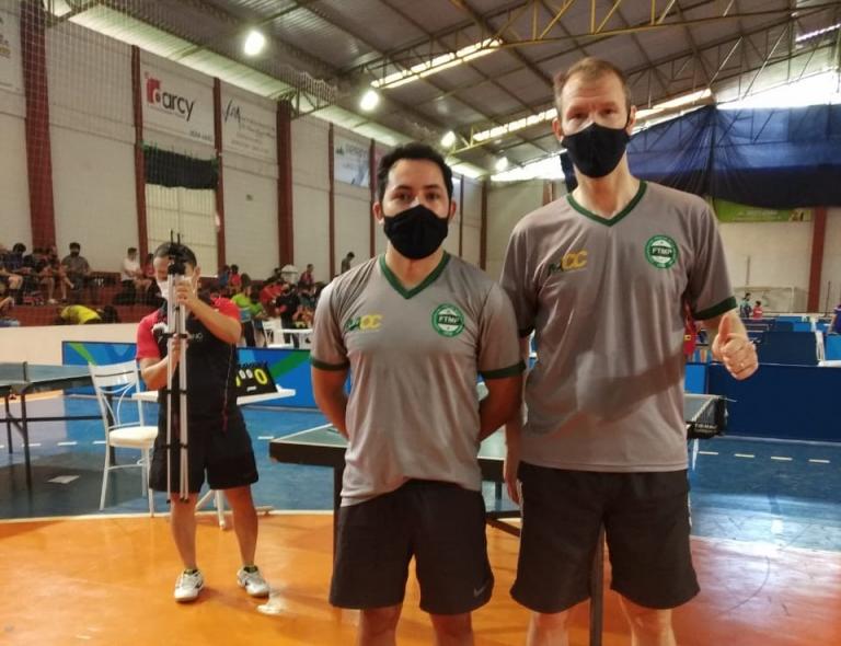 Dupla rondonense disputa tradicional torneio de tênis de mesa