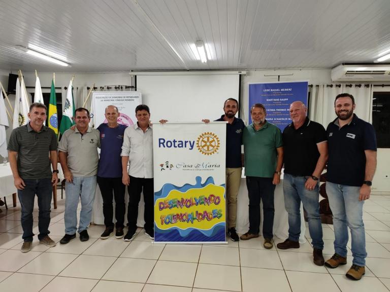 Rotary Beira Lago doa equipamentos musicais para a Casa de Maria
