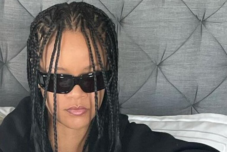 Rihanna é condecorada Heroína Nacional durante celebração de Barbados como república