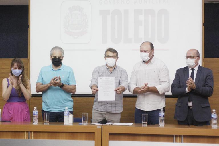 Sancionadas Leis do Artesanato, da Fibromialgia e a que reconhece autor da bandeira municipal