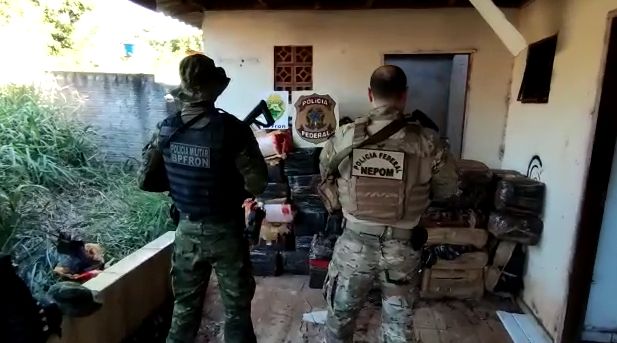 BPFron e Polícia Federal apreendem 802 quilos de maconha em residência abandonada em Guaíra