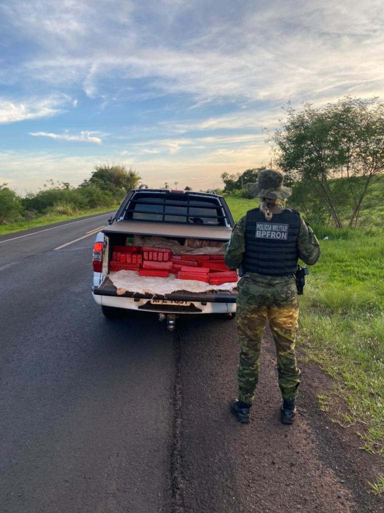 BPFron apreende S10 carregada com 307 quilos de maconha em Guaíra