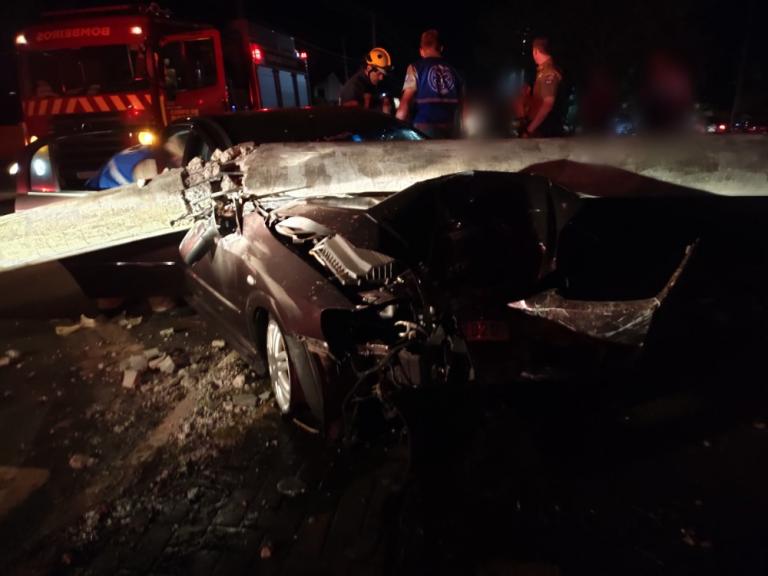 Após colisão, poste cai sobre veículo e deixa duas pessoas gravemente feridas em Marechal Rondon
