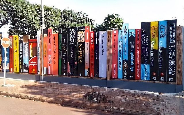 “Estante de livros” do muro do Colégio Martin Luther ressurge nas redes elogiada pelo ator Antônio Fagundes