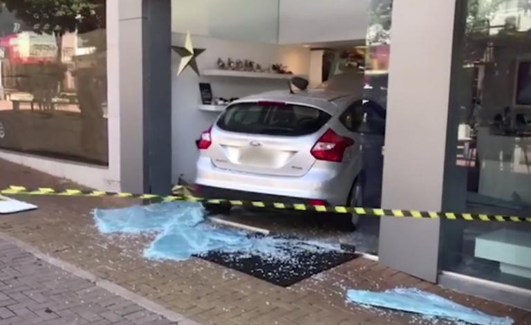 Carro invade loja e três pessoas ficam feridas no Centro de Cascavel