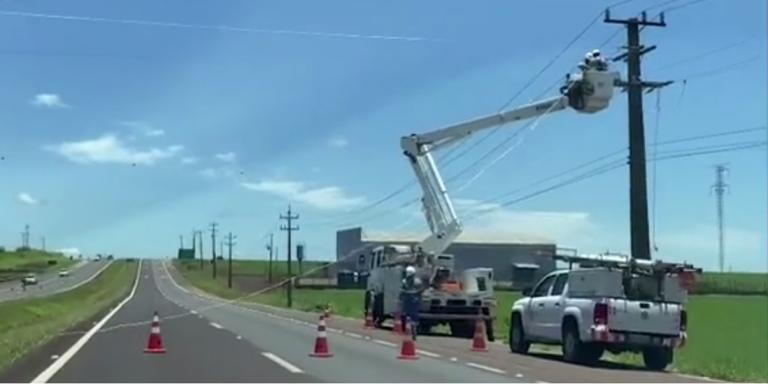 Pistas de rolamento da BR-277 estão bloqueadas para Copel transladar cabos de energia
