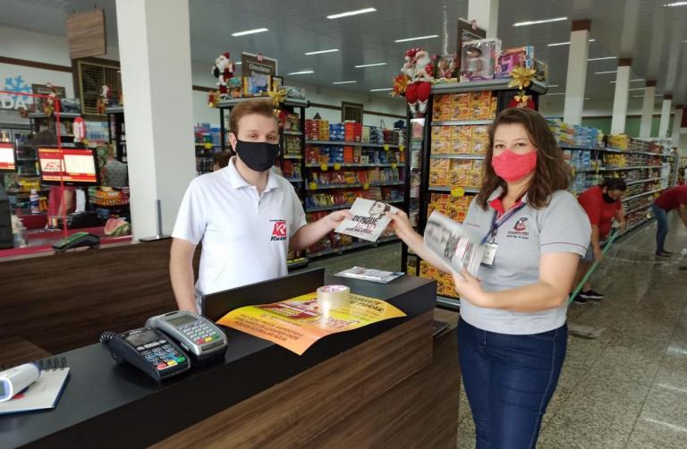 Orientações são repassadas ao comércio em alusão ao “Dia D” de combate à dengue em Nova Santa Rosa