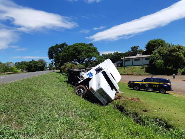 Condutor perde controle de direção, sai da pista e tomba caminhão na BR-277