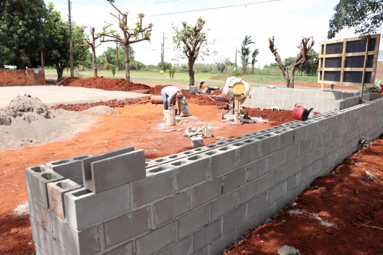 Iniciada a construção de estrutura para campo society, parque infantil e academia ao ar livre no Barcelona