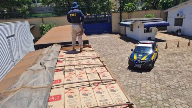 PRF apreende quase 500kg de maconha e bitrem com 600 mil maços de cigarros no Paraná