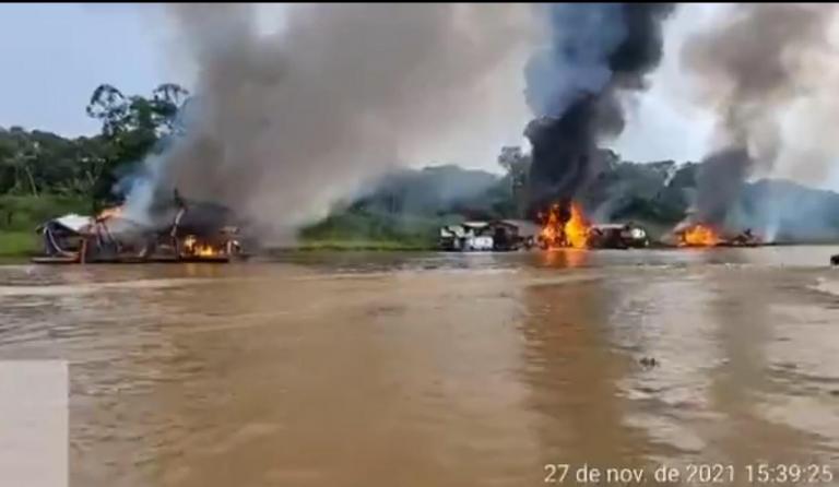 Três são presos e 131 balsas apreendidas em operação contra garimpo ilegal no Rio Madeira
