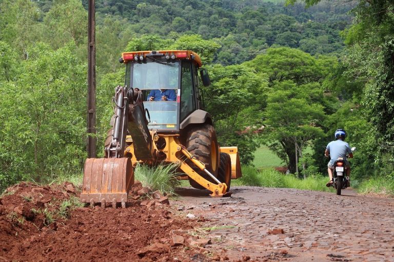 Iniciados os trabalhos para o asfaltamento do morro de acesso à Linha Arara em Marechal Rondon