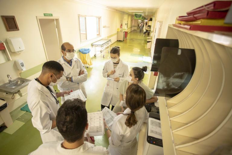 No aniversário, UEL, UEM e UEPG superam 210 mil formados e expandem ciência paranaense