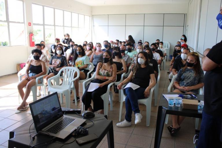 Acadêmicos de Turismo passam por capacitação para atuar na temporada de verão do Paraná