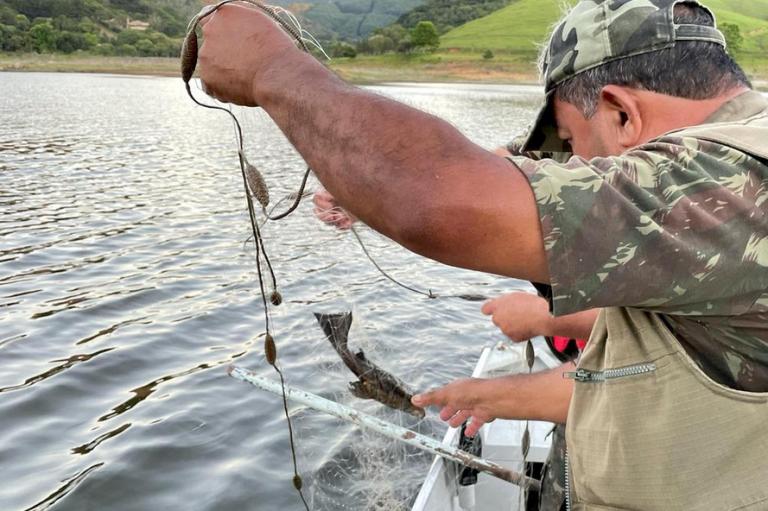IAT identifica pesca irregular e emite dez notificações na Represa do Capivari, na Região Metropolitana de Curitiba