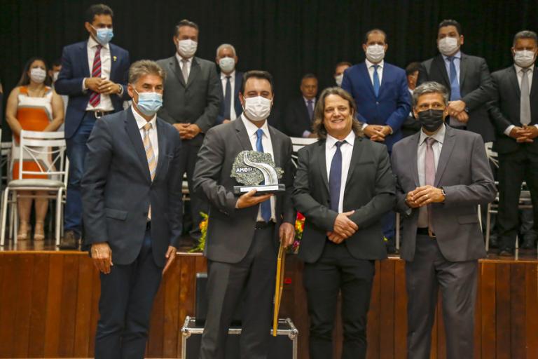 Em Cascavel, governador recebe de prefeitos o título de Benfeitor do Oeste