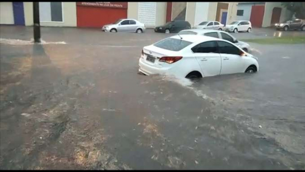 Mais um temporal atinge Foz do Iguaçu e provoca alagamentos na cidade