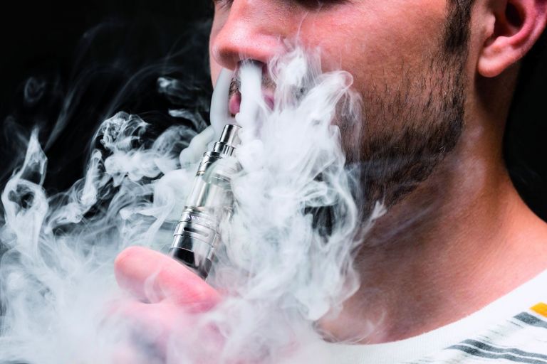 Apesar da venda proibida, cigarros eletrônicos se popularizam; em Marechal Rondon maior apelo é entre os jovens