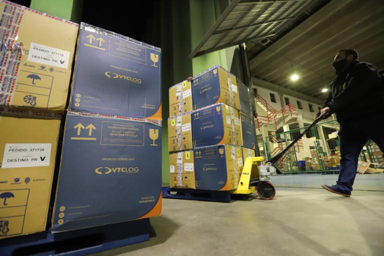 450 mil vacinas contra a Covid-19 chegam ao Paraná e mais 354 mil são aguardadas