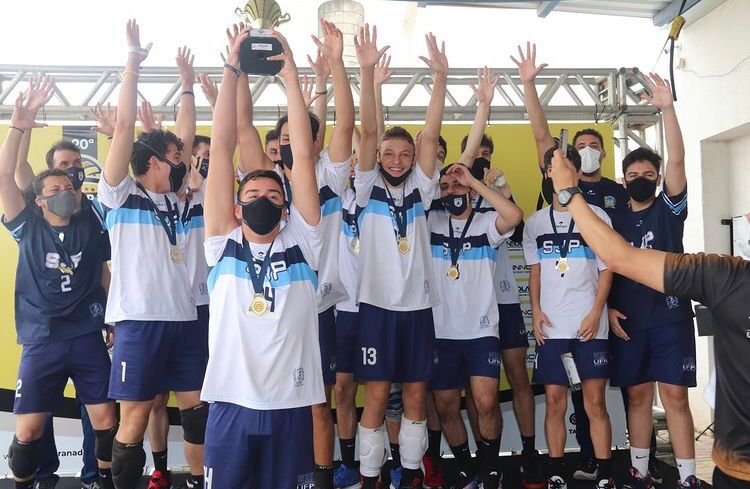 Santa-helenenses se destacam em competições de voleibol