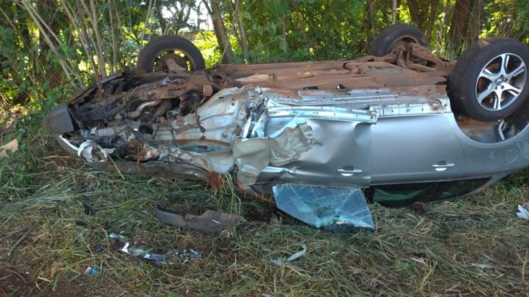 Veículo tem frente destruída em capotamento em Marechal Rondon