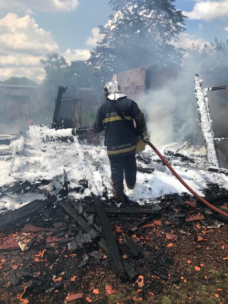 Incêndio destrói residência no Bairro São Francisco em Marechal Rondon