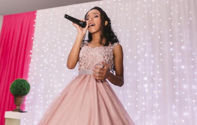 Mercedense Joeli Moreira está concorrendo em reality show nacional; vote e ajude