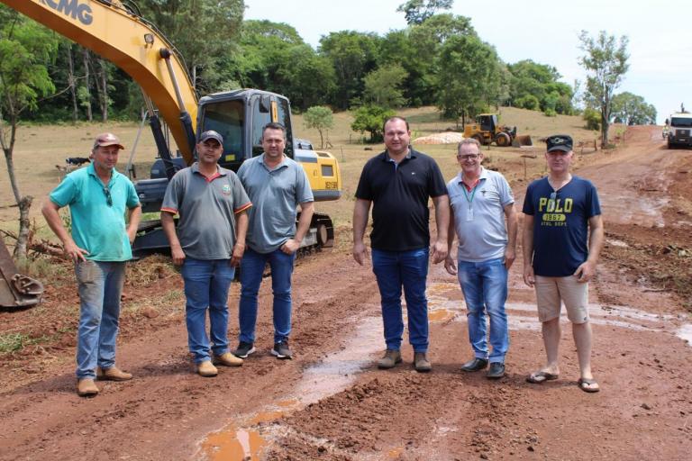 Administração de Mercedes dá início aos trabalhos para asfaltar estrada da Linha Beira Rio