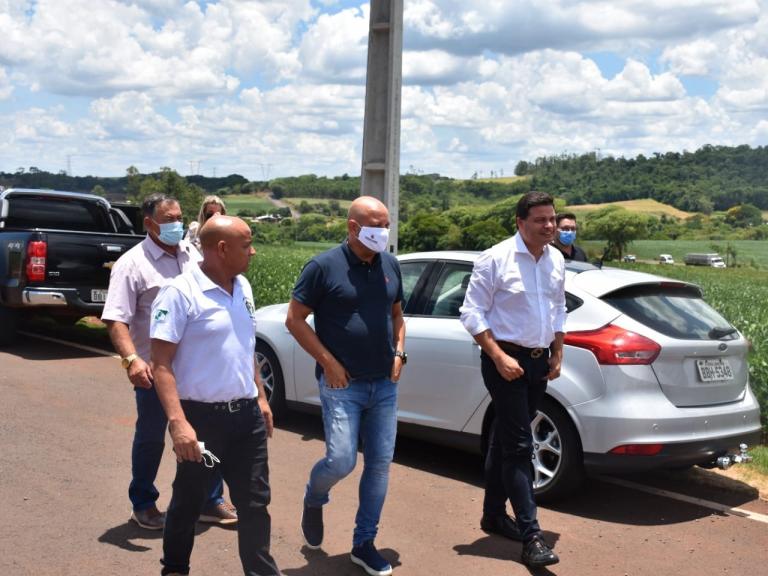 Secretário de Estado de Infraestrutura e Logística visita a região e garante novo contrato para obras na PR-497