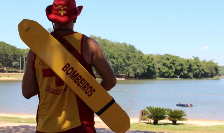 Bombeiros chamam atenção para perigos das águas calmas das prainhas da Costa Oeste