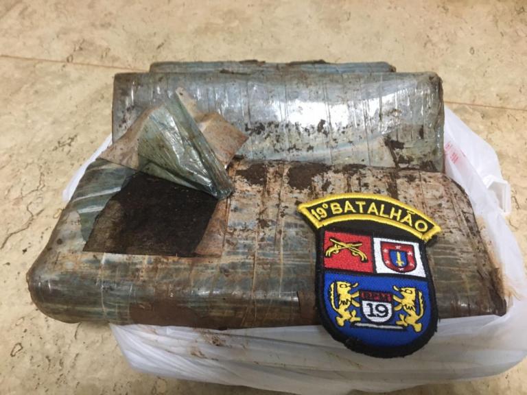 Polícia Militar apreende 5,1 quilos de maconha em sacolas abandonadas na Linha Guará