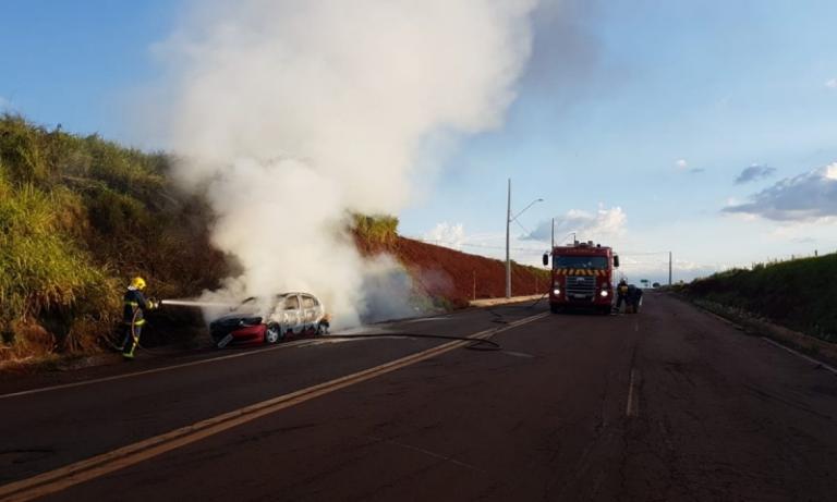 Homem é encontrado carbonizado em carro que pegou fogo na BR-163