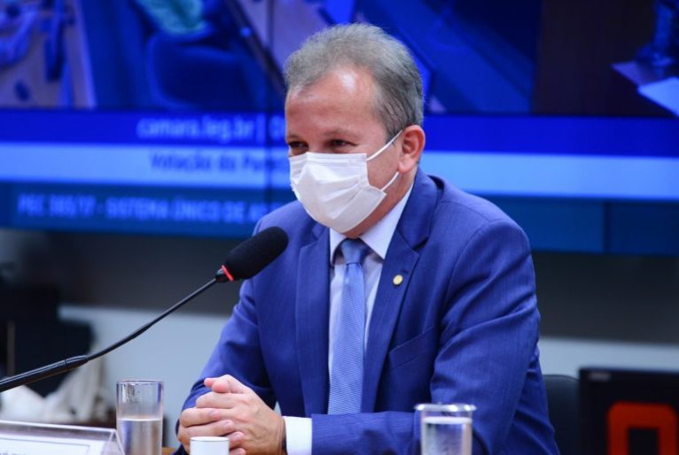 Comissão aprova punição para presidente e ministros por fake news em veículos oficiais