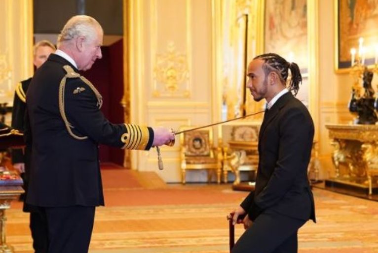 Lewis Hamilton recebe título de cavaleiro da Ordem do Império Britânico