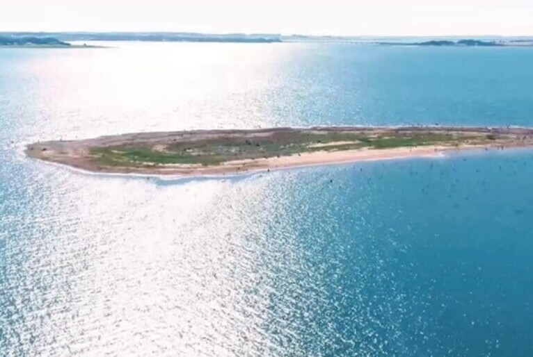 Com baixa no nível de água, ilha é descoberta na represa de Jurumirim, em São Paulo