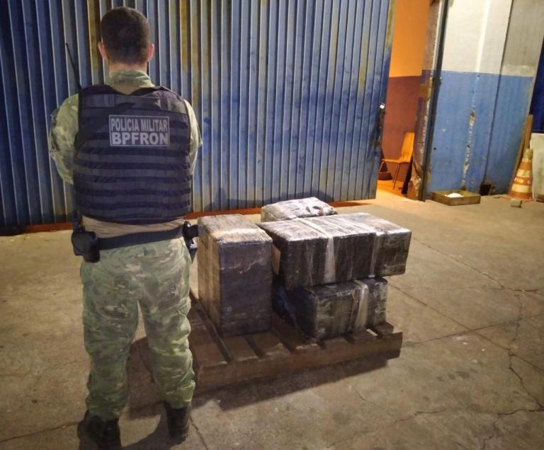 Veículo com cigarros contrabandeados, munições e dinheiro é apreendido pelo BPFron em Foz do Iguaçu