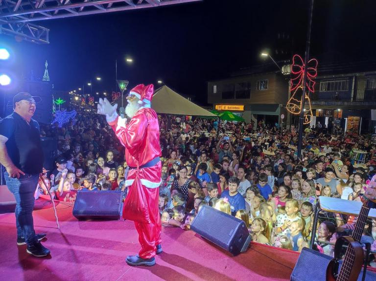 Evento de Natal de Entre Rios do Oeste supera expectativas e atrai centenas de pessoas; veja fotos