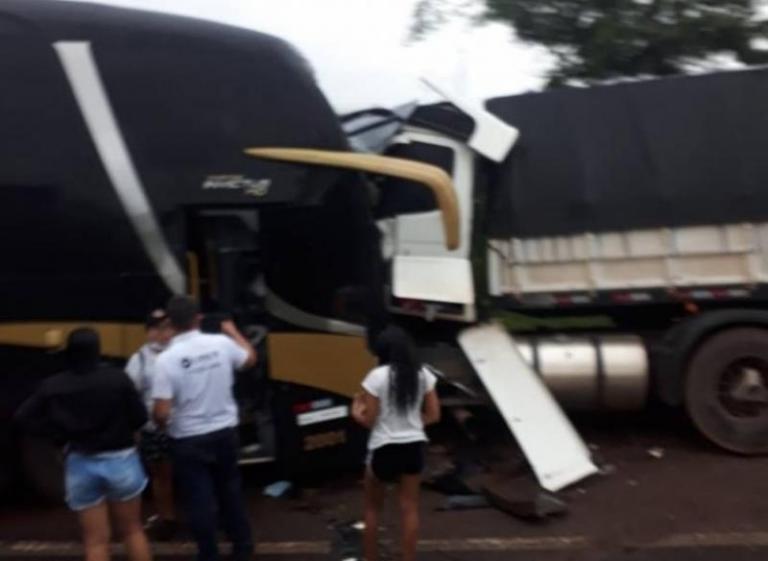 Mercedense morre em gravíssimo acidente entre bitrem e ônibus na BR-364