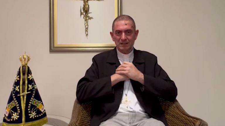 Após retirada de tumor, dom Adelar Baruffi chega em Cascavel para passar o Natal