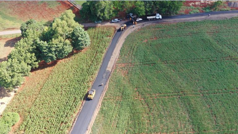 Quatro Pontes: trecho na Linha São João recebe base de brita graduada para asfalto