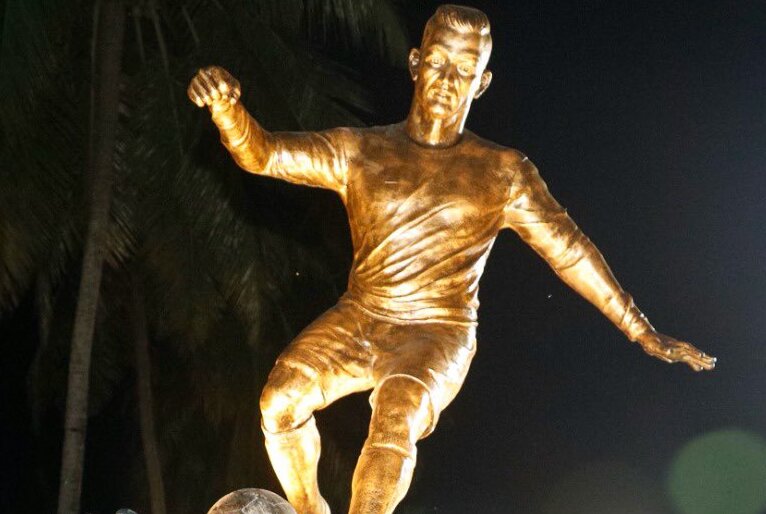 Estátua de Cristiano Ronaldo em ex-colônia portuguesa gera polêmica entre cidadãos locais