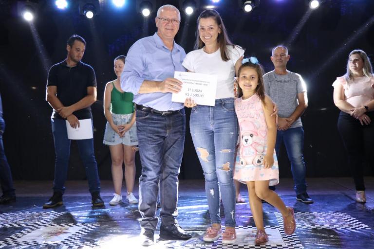 Pato Bragado revela ganhadores do concurso de decoração, entrega brindes às crianças e se despede da programação natalina