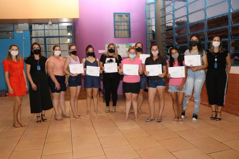 Agenda de cursos da Assistência Social é encerrada com entrega de certificados em Pato Bragado