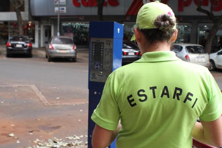 Parquímetros do Estarfi começam a ser retirados em Foz do Iguaçu; eles serão substituídos por aplicativo em 2022
