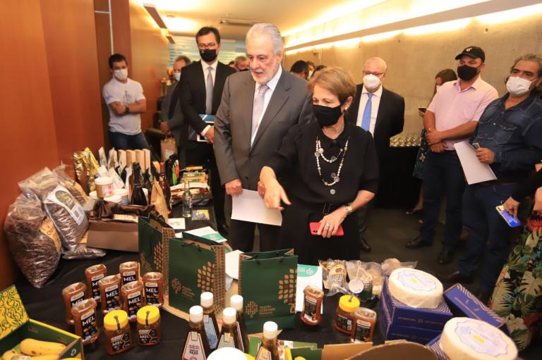 Coofamel leva Mel do Oeste a eventos em Brasília e Curitiba