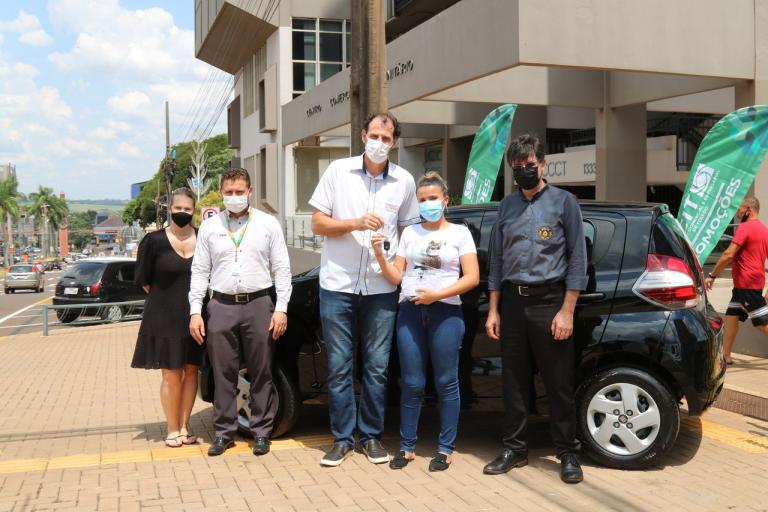 ACIT entrega carro e vales-compras sorteados na segunda etapa da campanha Natal Encantado de Toledo