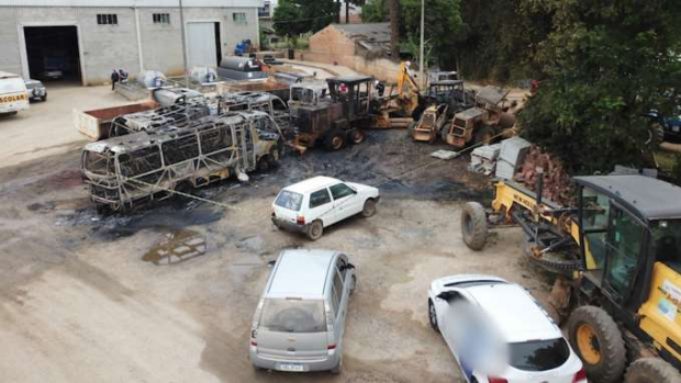 Criminosos rendem vigia e incendeiam ônibus e outros veículos da Prefeitura de Campo Magro