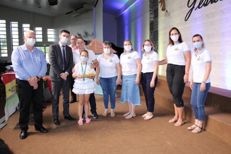 Projeto “Cidadania e Justiça também se aprendem na escola” premia aluna bragadense