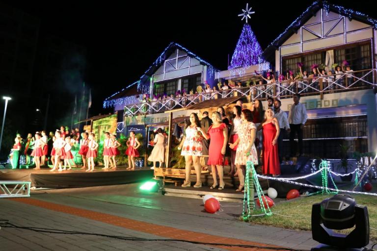 Milhares de pessoas prestigiam a 14ª edição do espetáculo natalino de Pato Bragado; veja fotos